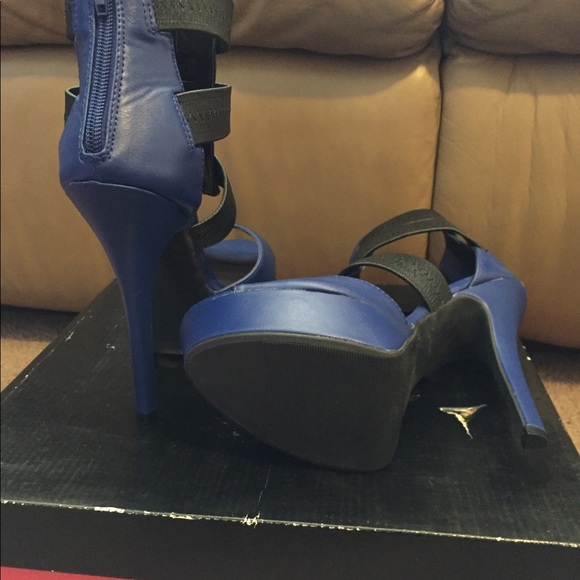 Sandals - Picture 3 of 4